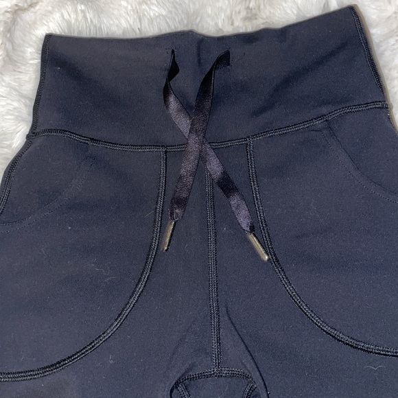 Lululemon HR Black Leggings w pockets - Picture 7 of 9